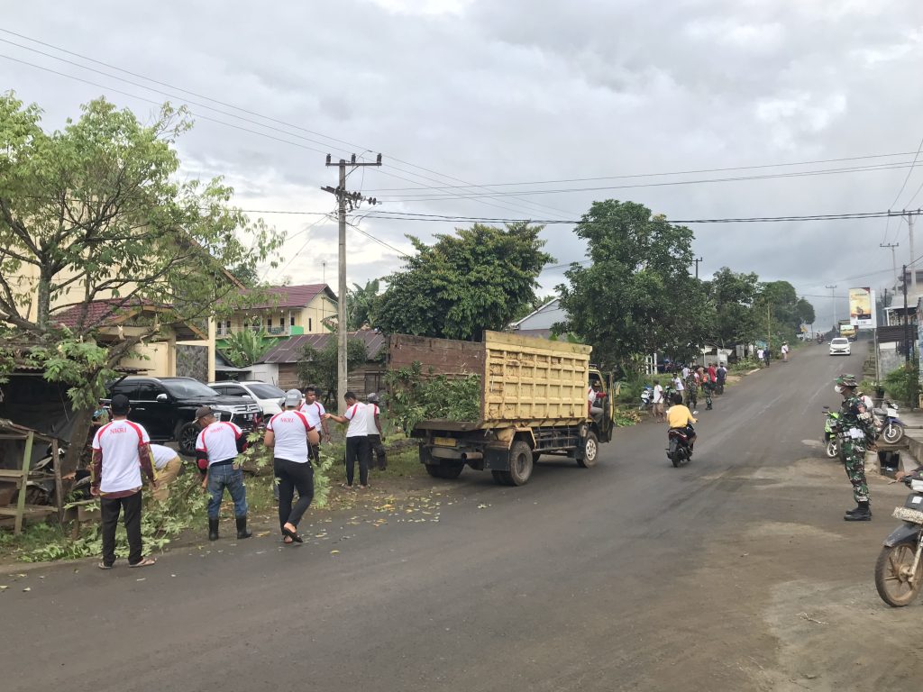 42BBD8D3-D208-4DAE-B521-0C0D37BE57E2-1024x768 GOTONG ROYONG WARGA DESA AWANG BANGKAL BARAT, BATALYON 623 KERAHKAN PULUHAN PERSONEL