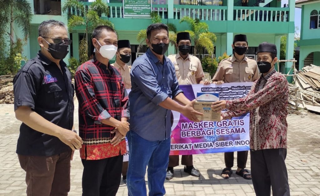 IMG_20220310_142008-1024x630 SMSI KEMBALI BAGIKAN MASKER GRATIS DI PONDOK PESANTREN