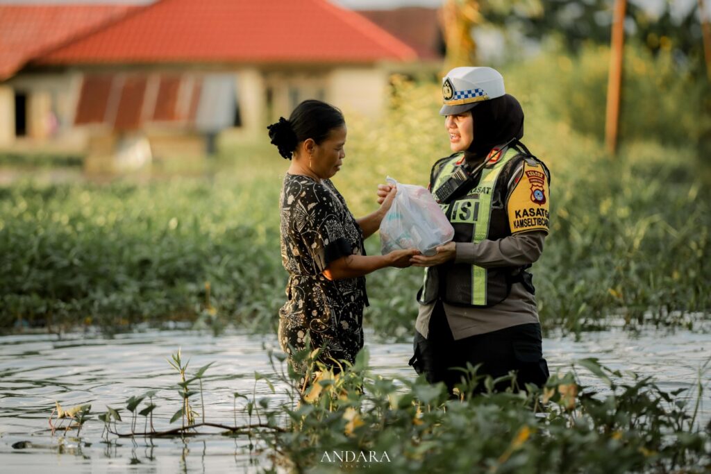 1738627250026_copy_1372x915-1024x683 AKSI NYATA AKP RISDA DAN EBR, SEMBAKO DAN NASI BUNGKUS TIBA DI TENGAH BANJIR DESA MUNGGU RAYA