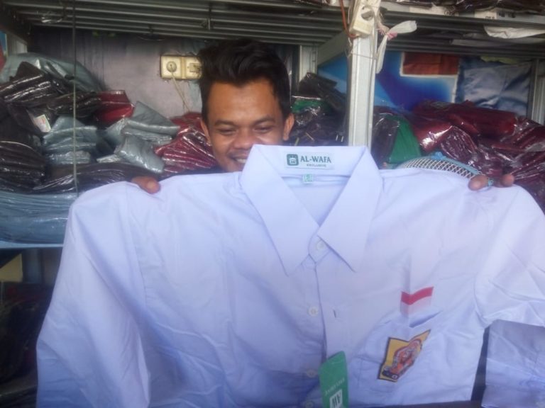 SERAGAM SEKOLAH TAK LAKU