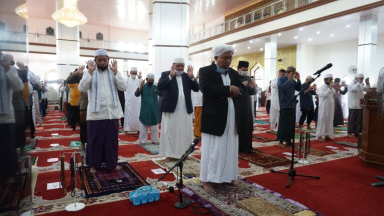 TERAPKAN PROTOKOL KESEHATAN SAAT SALAT IDUL ADHA, BUPATI BALANGAN APRESIASI KESADARAN WARGANYA