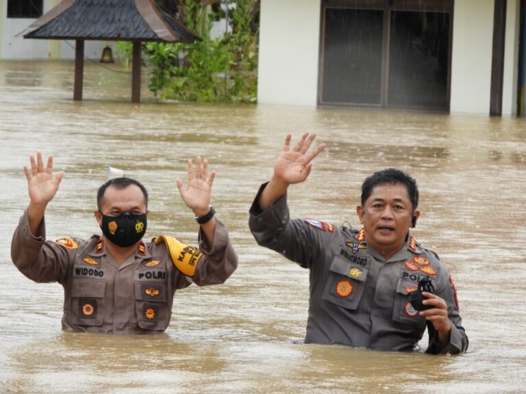 KAPOLDA KALSEL: BANTUAN BANJIR JANGAN SALAH SASARAN