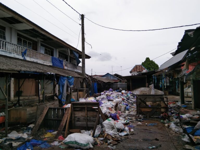 WARGA RESAH SAMPAH MENUMPUK DI PASAR BAUNTUNG