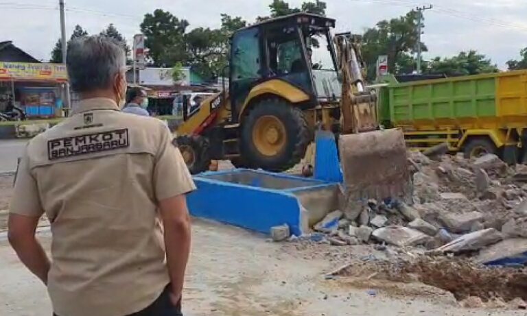 HINGGA JADI TEMPAT TINGGAL, WARUNG TAK BERIJIN DIBONGKAR DI BANJARBARU