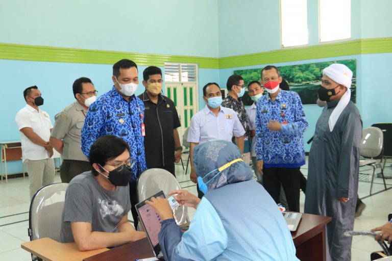 WALI KOTA BANJARBARU TINJAU VAKSINASI DI SMK-PP BANJARBARU