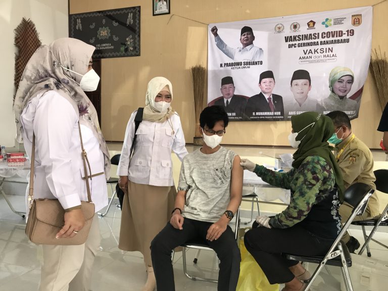 GENCAR LAKUKAN VAKSINASI MASSAL, DPC GERINDRA BANJARBARU SUNTIKKAN 500 VAKSIN DI CEMPAKA