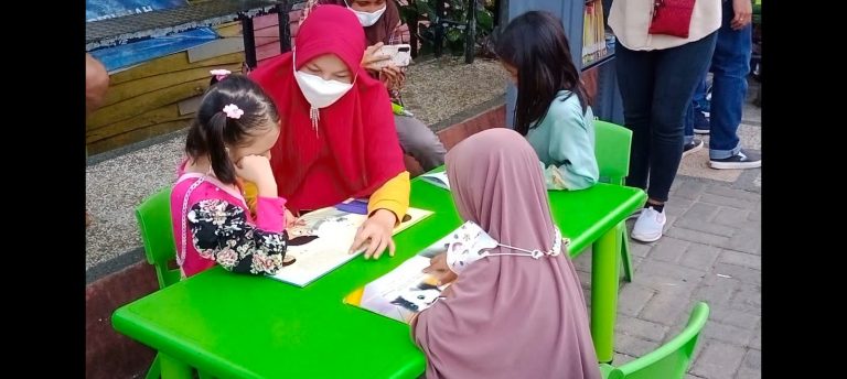 ADA POJOK LITERASI DI KULINER KAMPUNG PELANGI, WALI KOTA APRESIASI