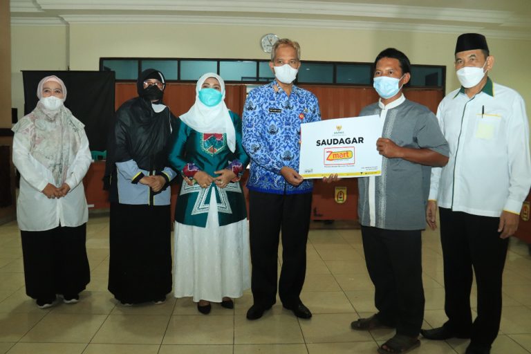 SEKDA BANJARBARU SERAHKAN BANTUAN DARI BAZNAS