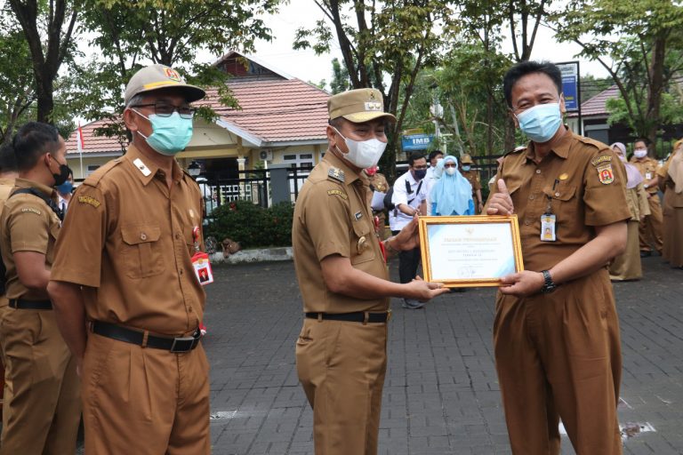 UTAMAKAN PROKES DAN KESEHATAN SISWA, SMPN 1 BANJARBARU RAIH PENGHARGAAN PELAKSANAAN PTM TERBAIK