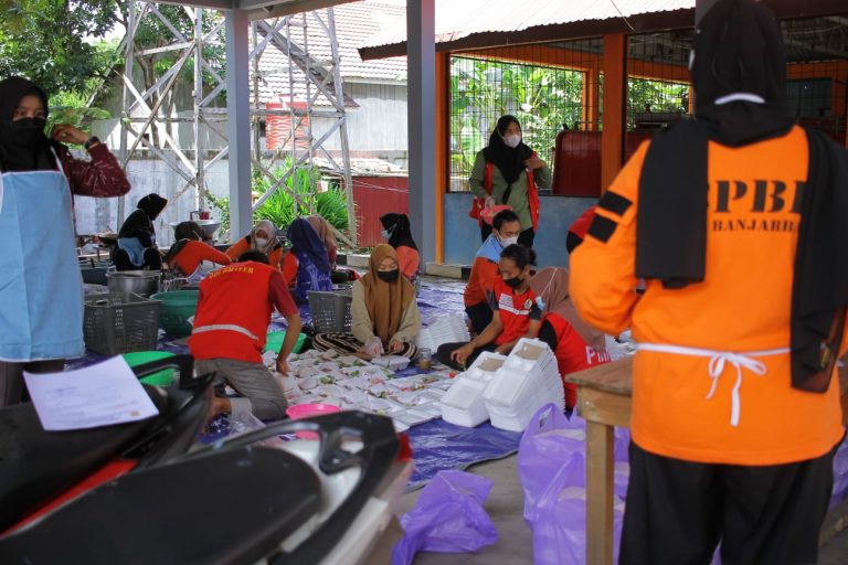 DAPUR UMUM BPBD, DISTRIBUSIKAN MAKANAN DUA KALI SEHARI