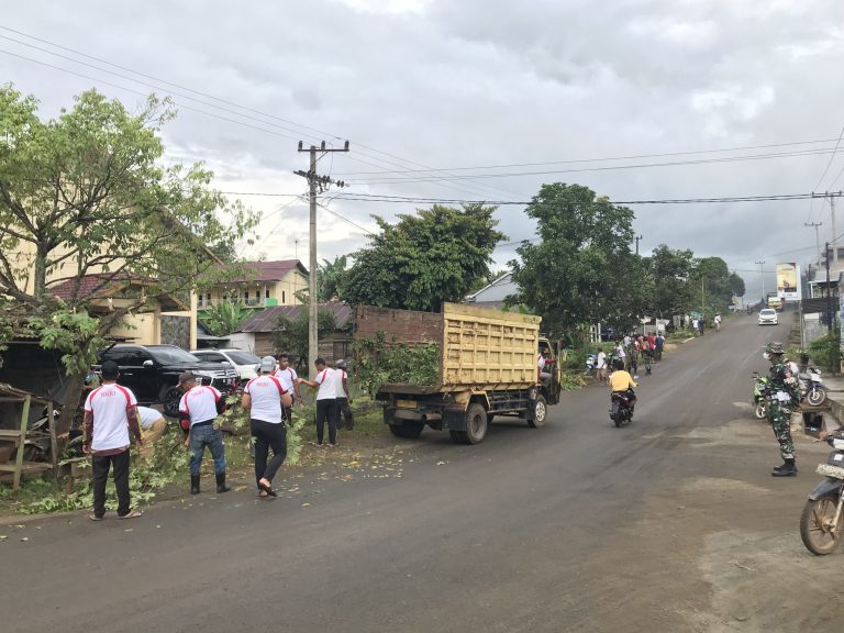 GOTONG ROYONG WARGA DESA AWANG BANGKAL BARAT, BATALYON 623 KERAHKAN PULUHAN PERSONEL