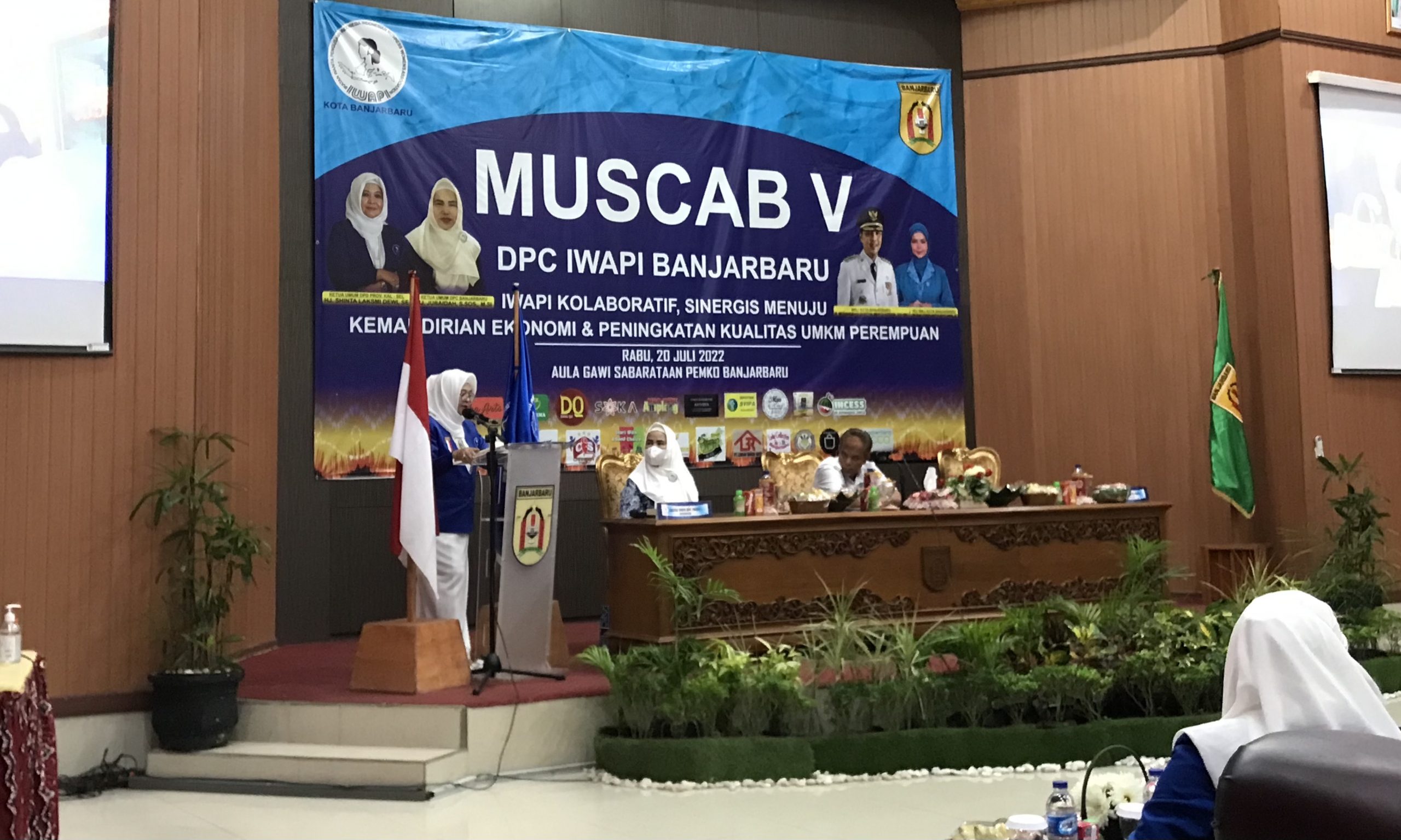 MUSCAB KE V IWAPI BANJARBARU: SALING MERANGKUL DAN TINGKATKAN KUALITAS PRODUK PENJUALAN