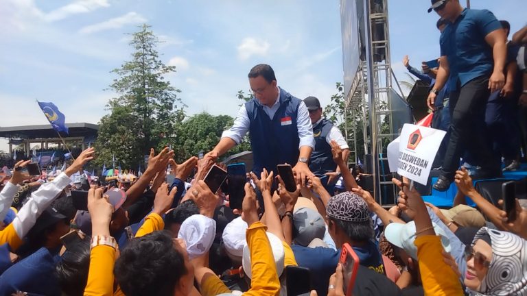 RATUSAN MASYARAKAT KALSEL SAMBUT KEDATANGAN ANIES BASWEDAN: MENUJU INDONESIA LEBIH BAIK