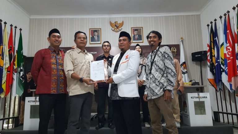 PERTAMA, DPD PKS KOTA BANJARBARU DAFTARKAN BACALEG KE KPU