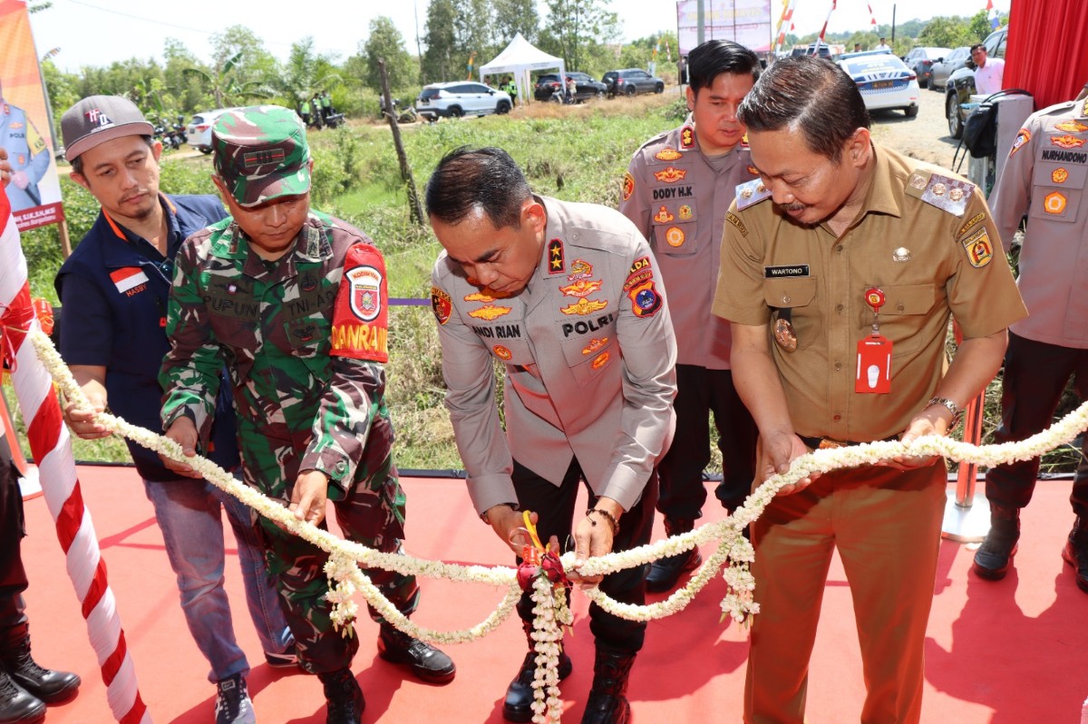 KAPOLDA KALSEL RESMIKAN RUMAH PROGRAM BEDAH RUMAH DI BANJARBARU: 25 JUTA TIAP RUMAH