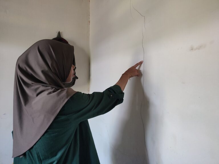 RUMAH WARGA RETAK DIDUGA DAMPAK PEMBANGUNAN EMBUNG GUNUNG KUPANG