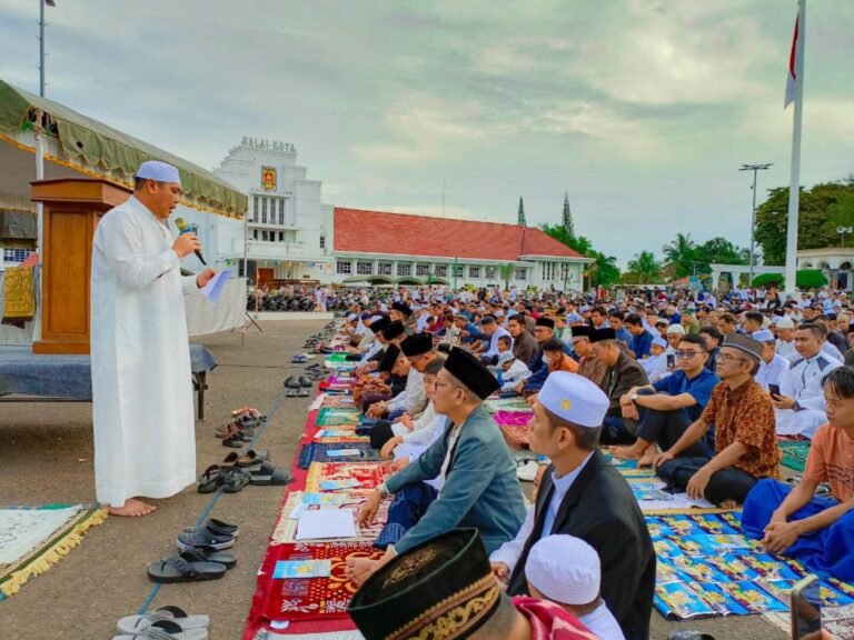 RIBUAN MASYARAKAT SHALAT IED BERSAMA WALI KOTA BANJARBARU