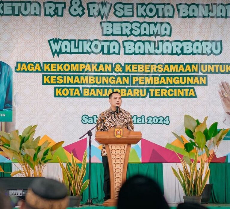 WALI KOTA BANJARBARU BORONG DUA PENGHARGAAN