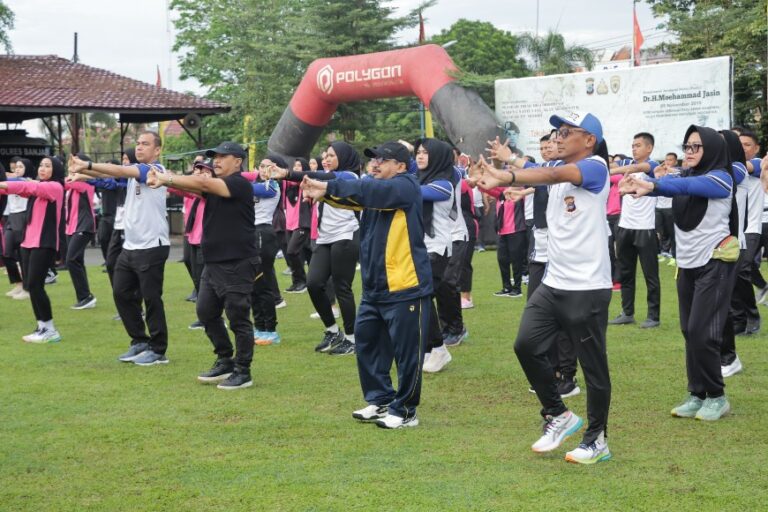 POLRES BANJAR GELAR SENAM DAN JALAN SEHAT BERSAMA: HUT BHAYANGKARA KE-78 DAN PERERAT SILATURAHMI