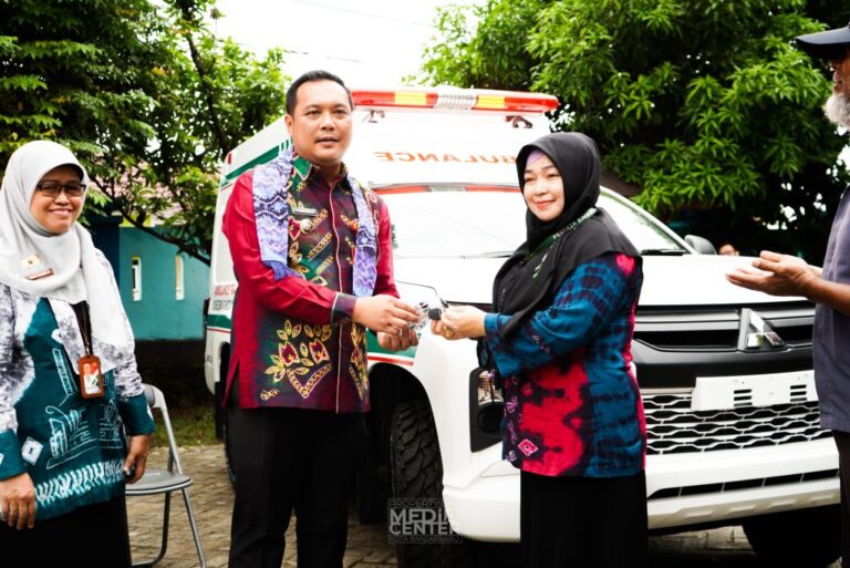 WALI KOTA SERAHKAN AMBULAN DI GUNTUNG MANGGIS