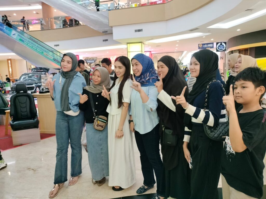 IMG-20240728-WA0066-1024x768 ANGEL KARAMOY DAN LISA HALABY JADI PUSAT PERHATIAN DI MALL BANJARBARU