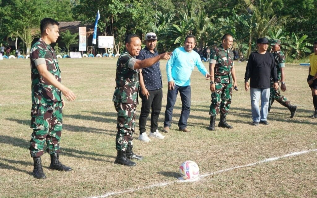 IMG_20240924_085830-1024x640 REBUTKAN HADIAH PULUHAN JUTA, PULUHAN TIM SEPAK BOLA IKUTI TURNAMEN SEPAK BOLA DESA AWANG BANGKAL BARAT