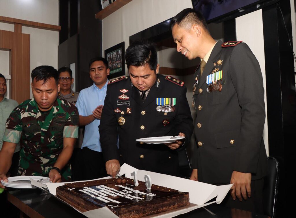 1728118456_17281184566192-1024x756 PERKUAT SINERGITAS, KAPOLRES BANJARBARU RAYAKAN HUT KE-79 TNI KE KODIM BANJAR