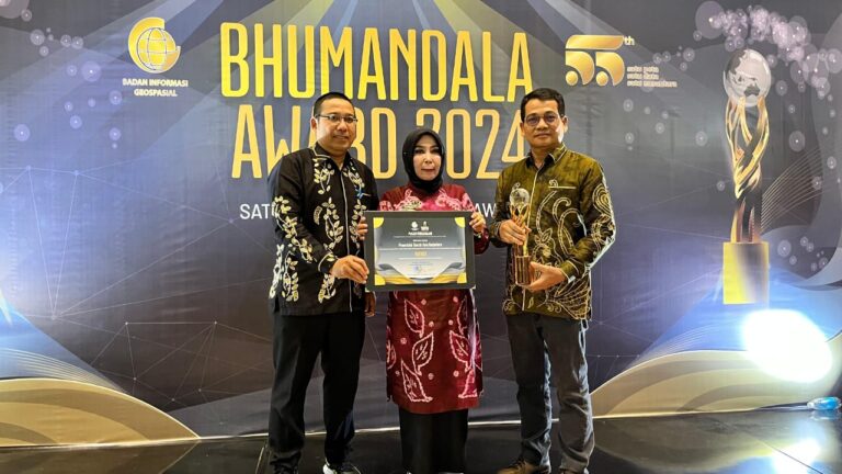 BANJARBARU TERIMA PENGHARGAAN JARINGAN INFORMASI GEOSPASOAL TERBAIK 2024