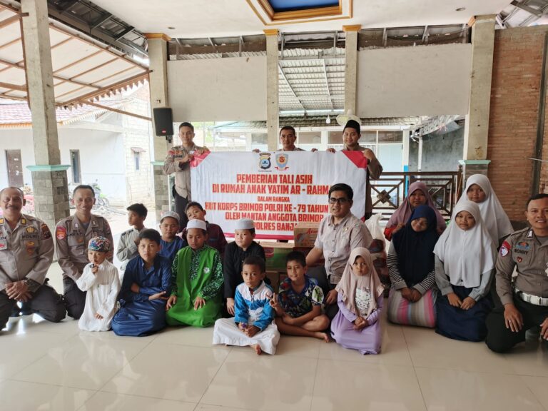 HUT KE-79 BRIMOB, MANTAN ANGGOTA BRIMOB DI POLRES BANJAR BERIKAN TALI ASIH KE RUMAH ANAK YATIM