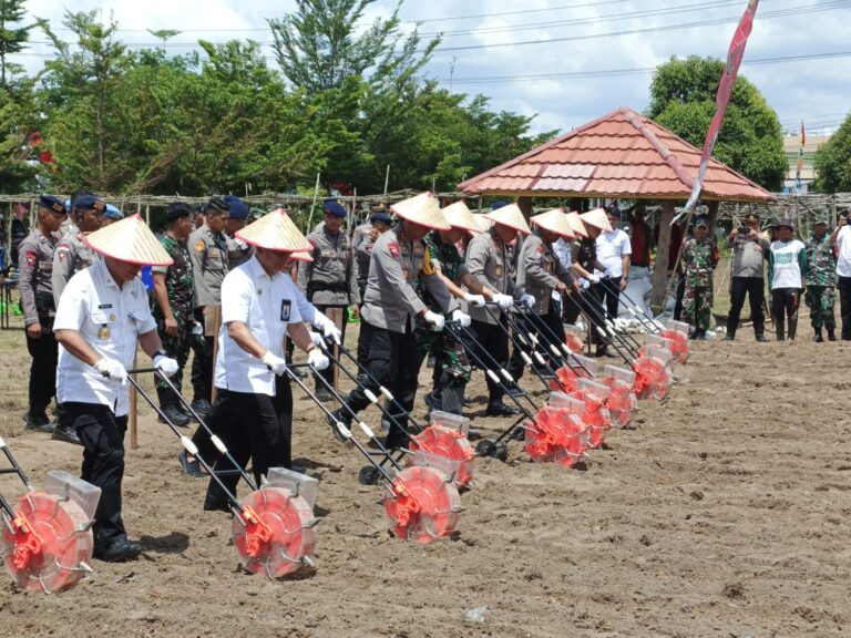 DUKUNG PROGRAM GUGUS TUGAS POLRI KETAHANAN PANGAN, KAPOLDA KALSEL TANAM BIBIT JAGUNG DI KEBUN PKK BANJAR