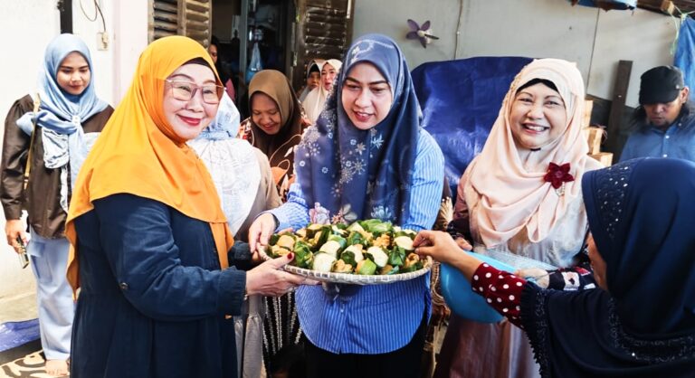 LISA HALABY DIAJAK WARGA MEMBUAT KUE APAM