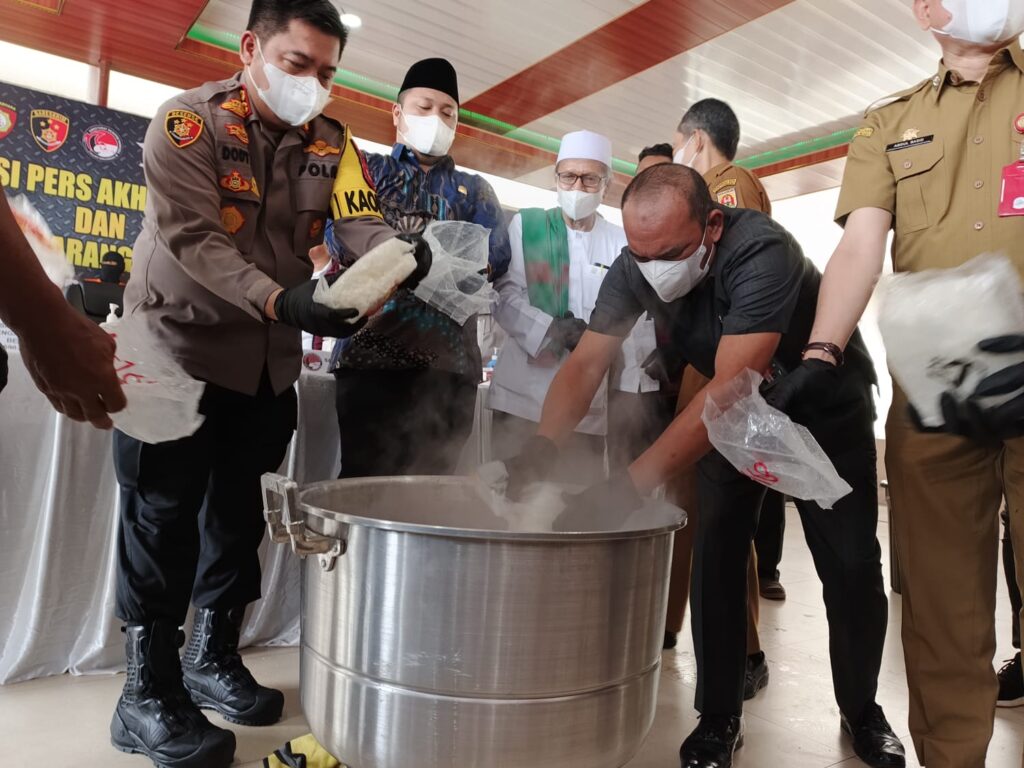 IMG-20241231-WA0050-1024x768 POLRES BANJARBARU TUTUP TAHUN 2024 DENGAN MUSNAHKAN BELASAN KILOGRAM SABU