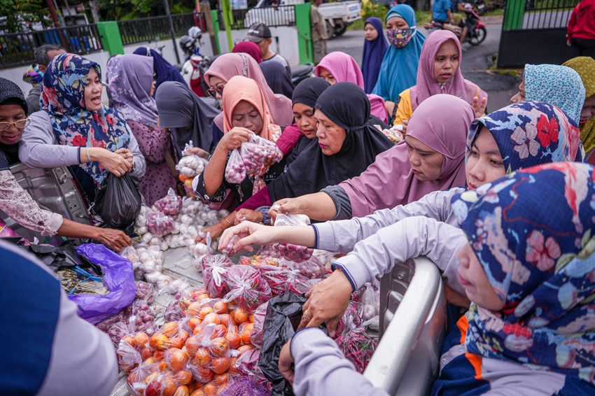 ANTUSIAS WARGA SUNGAI ULIN BANJARBARU SERBU PASAR MURAH