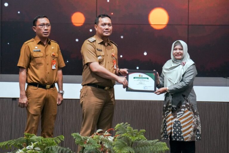 WALI KOTA BANJARBARU SERAHKAN PENGHARGAAN KE PEMENANG ECO OFFICE