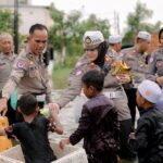 DUKA BANJIR DI KABUPATEN BANJAR, KASAT LANTAS TURUN TANGAN MENYALURKAN BANTUAN