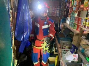 DAMKAR BANJAR EVAKUASI BIAWAK VARANUS DI WARUNG KELONTONG GAMBUT