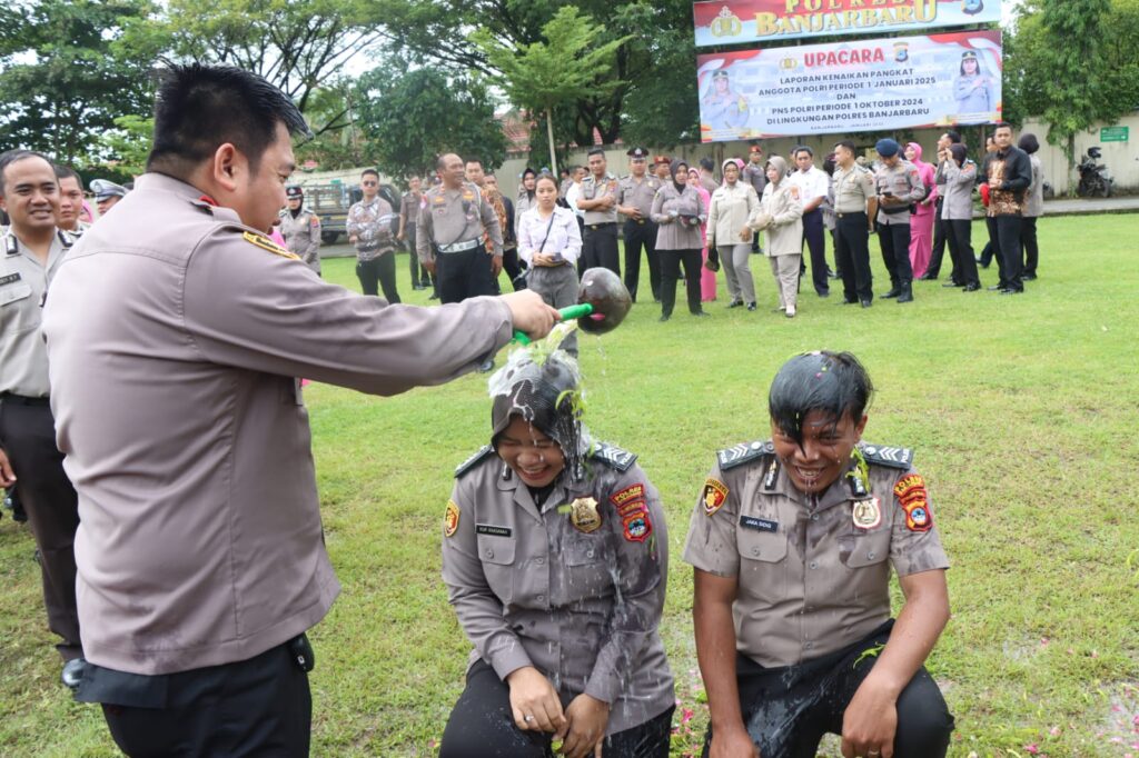 IMG-20250102-WA0039-1024x682 PULUHAN PERSONEL POLRES BANJARBARU NAIK PANGKAT, KAPOLRES HARAP BISA LEBIH SEMANGAT