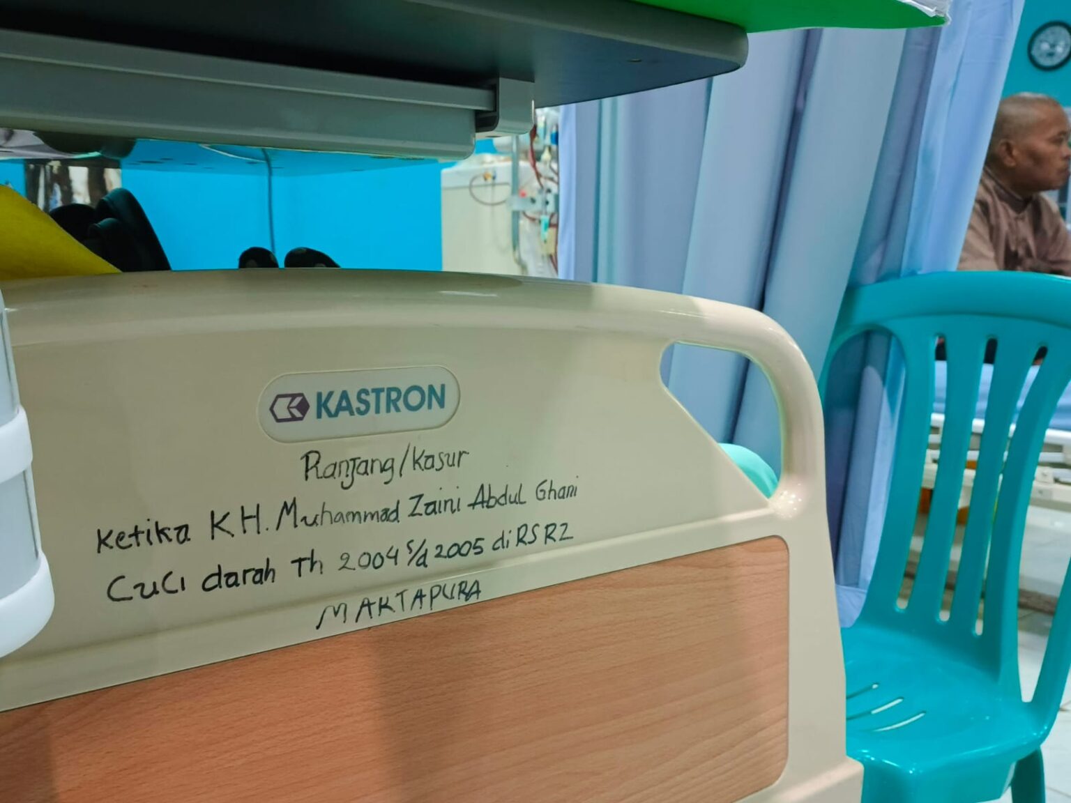 MELAWAN PENYAKIT DENGAN KASIH SAYANG: PERJUANGAN ABAH GURU SEKUMPUL DI RSUD RAZA MARTAPURA