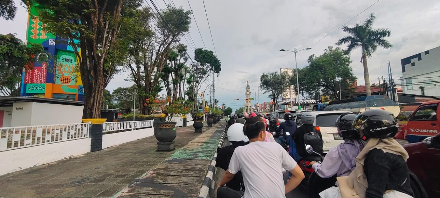 KETUA DPRD BANJARBARU ATENSI TRAFFIC LIGHT YANG DIKELUHKAN WARGA