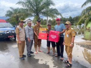 PEMPROV SALURKAN BANTUAN BANJIR DI DAERAH PEMPROV SALURKAN BANTUAN BANJIR DI DAERAH