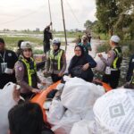 AKSI NYATA AKP RISDA DAN EBR, SEMBAKO DAN NASI BUNGKUS TIBA DI TENGAH BANJIR DESA MUNGGU RAYA