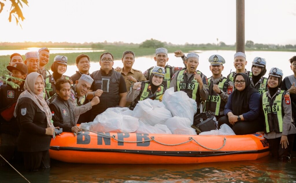 Screenshot_2025-02-04-00-19-17-628_com.whatsapp-edit-1024x634 AKSI NYATA AKP RISDA DAN EBR, SEMBAKO DAN NASI BUNGKUS TIBA DI TENGAH BANJIR DESA MUNGGU RAYA