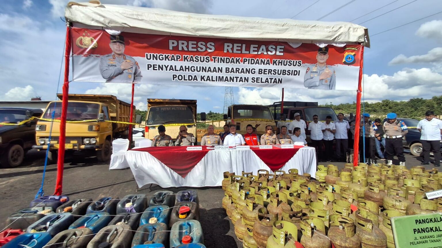 POLDA KALSEL BONGKAR JARINGAN BBM ILEGAL, 2,5 TON BIO SOLAR DARI LIMA TERSANGKA DIAMANKAN