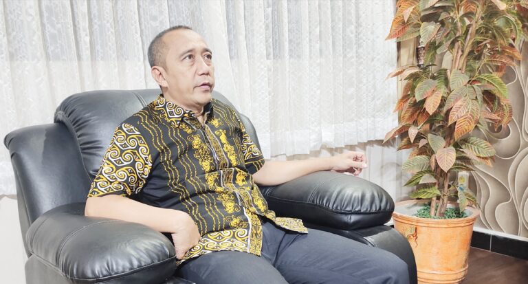 KEJANGGALAN PROYEK KOLAM RENANG IDAMAN, KAJARI: KITA NGGAK INSINYUR AJA LIHAT UDAH GAK BENER