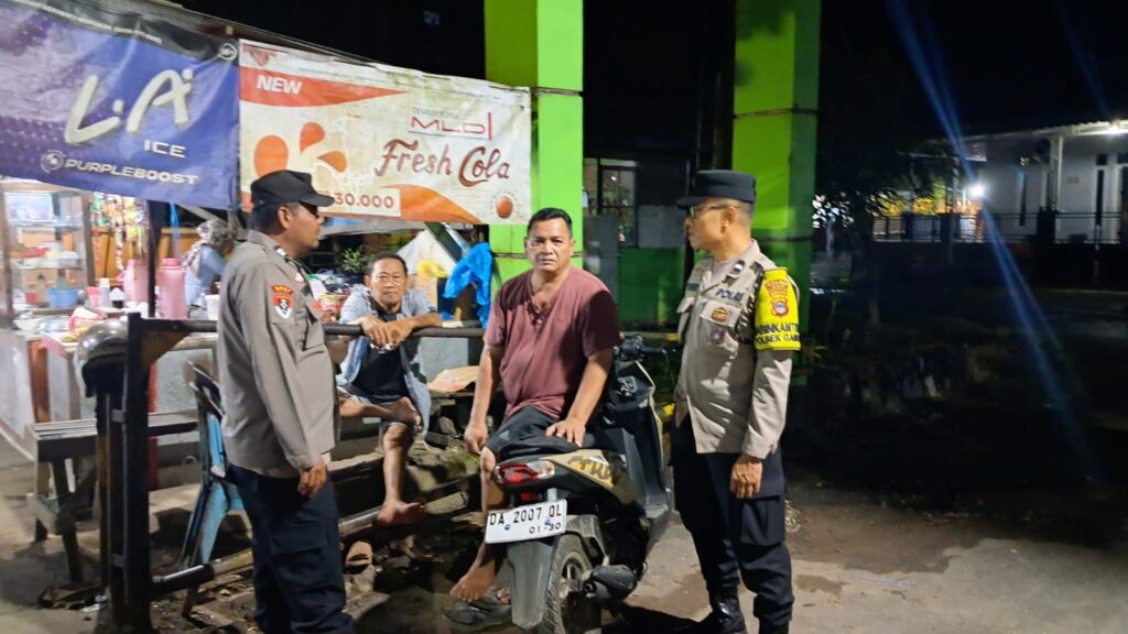 PATROLI MALAM POLSEK GAMBUT: CEGAH KEJAHATAN, BANGUN KEPERCAYAAN