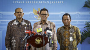 Wakil Menteri Energi dan Sumber Daya Mineral ESDM Yuliot Tanjung menyampaikan keterangan pers kepada awak media di Istana Kepresidenan Jakarta pada Jumat 16 Mei 2025
