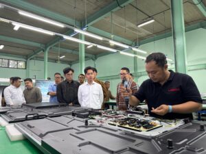 Wapres Gibran Tinjau Industri Elektronika di Cikarang