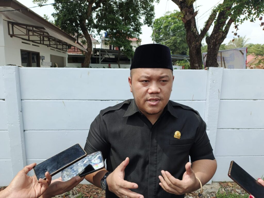 PENUTUPAN JALAN AHMAD YANI KM 31 RUGIKAN PEDAGANG, KETUA DPRD BANJARBARU MINTA SOLUSI CEPAT