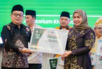Wali Kota Banjarbaru Erna Lisa Halaby mendapatkan penghargaan dari PGM Indonesia di hari lahir PGM ke 17 2025