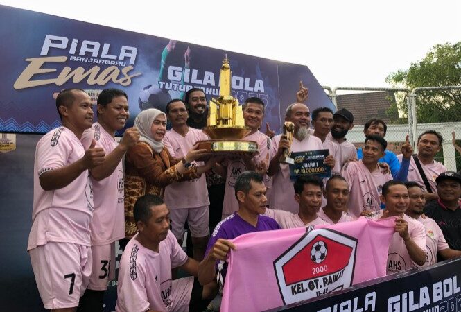 TURNAMEN GILA BOLA PIALA WALI KOTA BANJARBARU 2025 DITUTUP, GUNTUNG PAIKAT KELUAR SEBAGAI JUARA